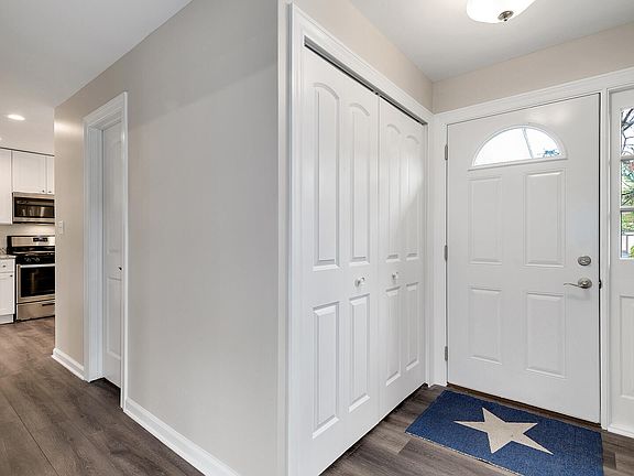 3rd image of 15 Sweetwood Ct