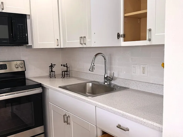 150 Windsor Dr — Photo 6