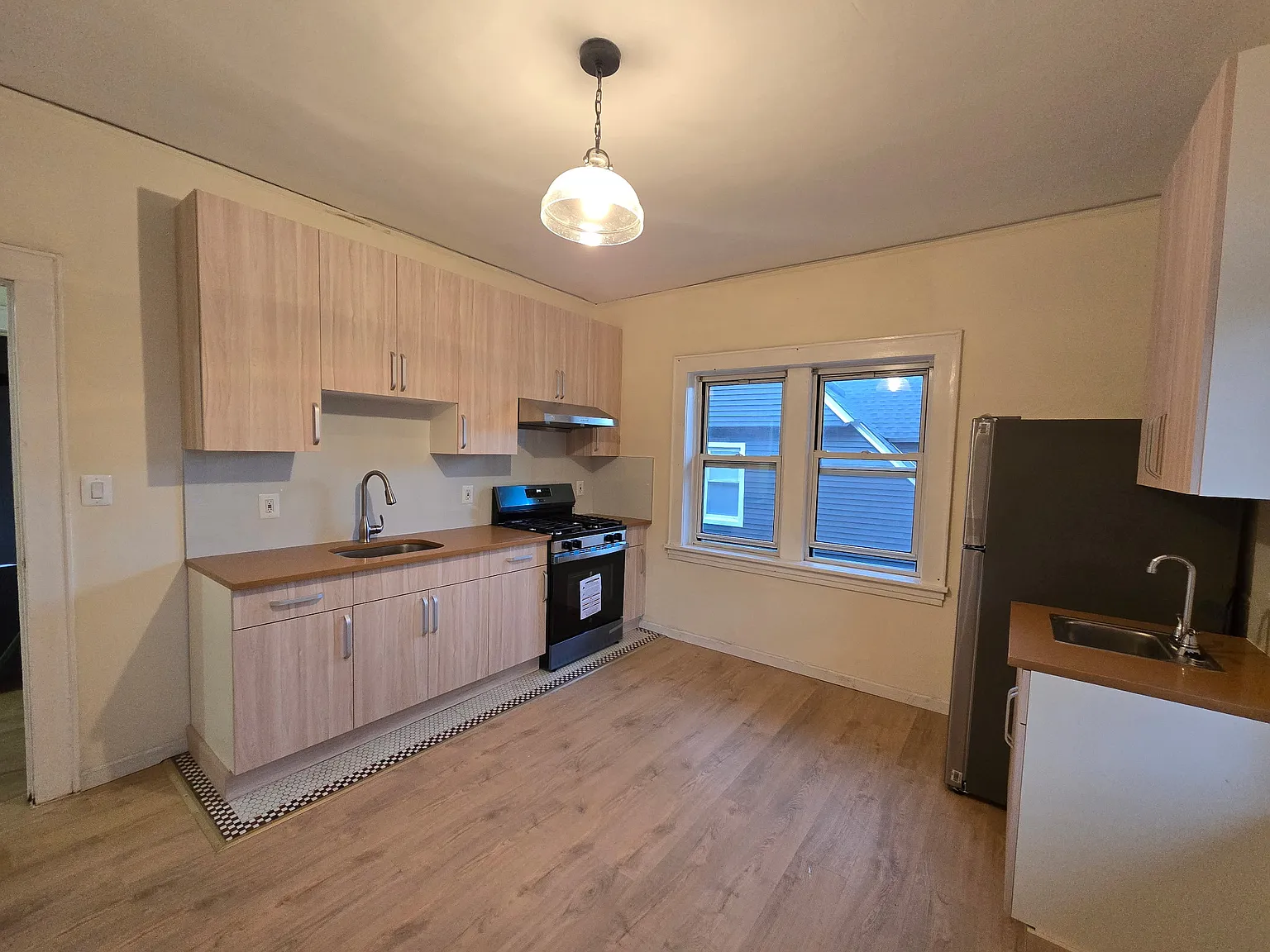 1 bed, $2,400 — Photo 4