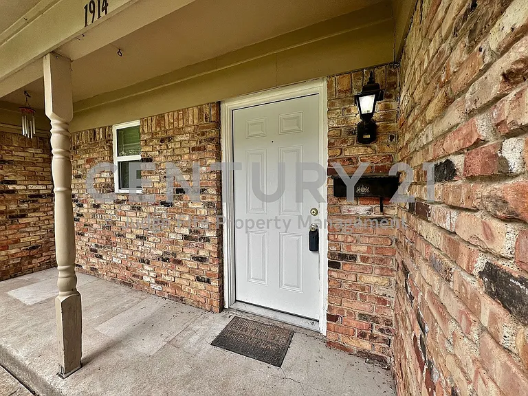 1914 W Northgate Dr — Photo 2