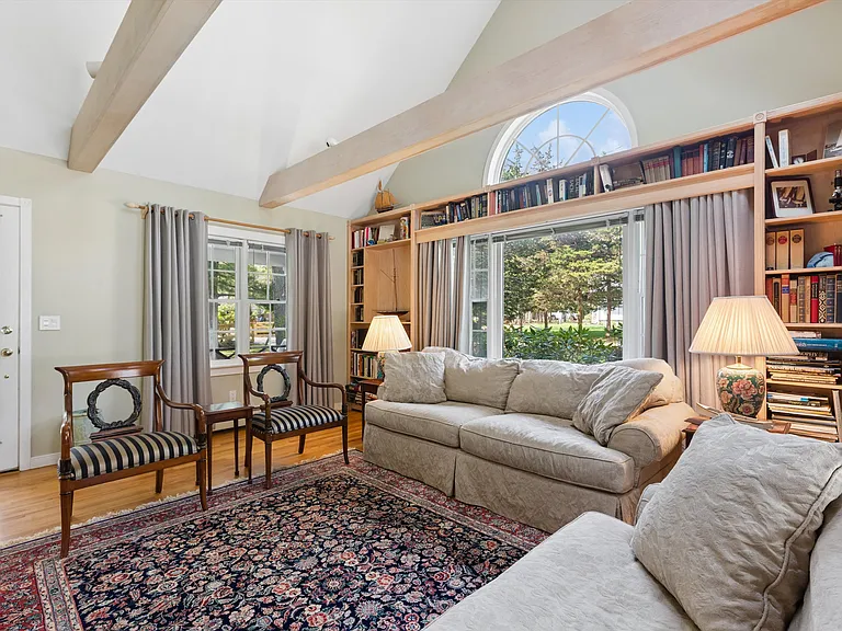425 Briarwood Ln — Photo 4