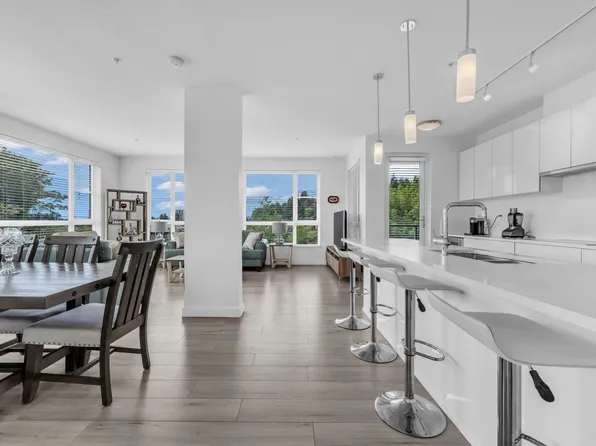1621 Hamilton Ave #408, North Vancouver, BC V7P 0B6