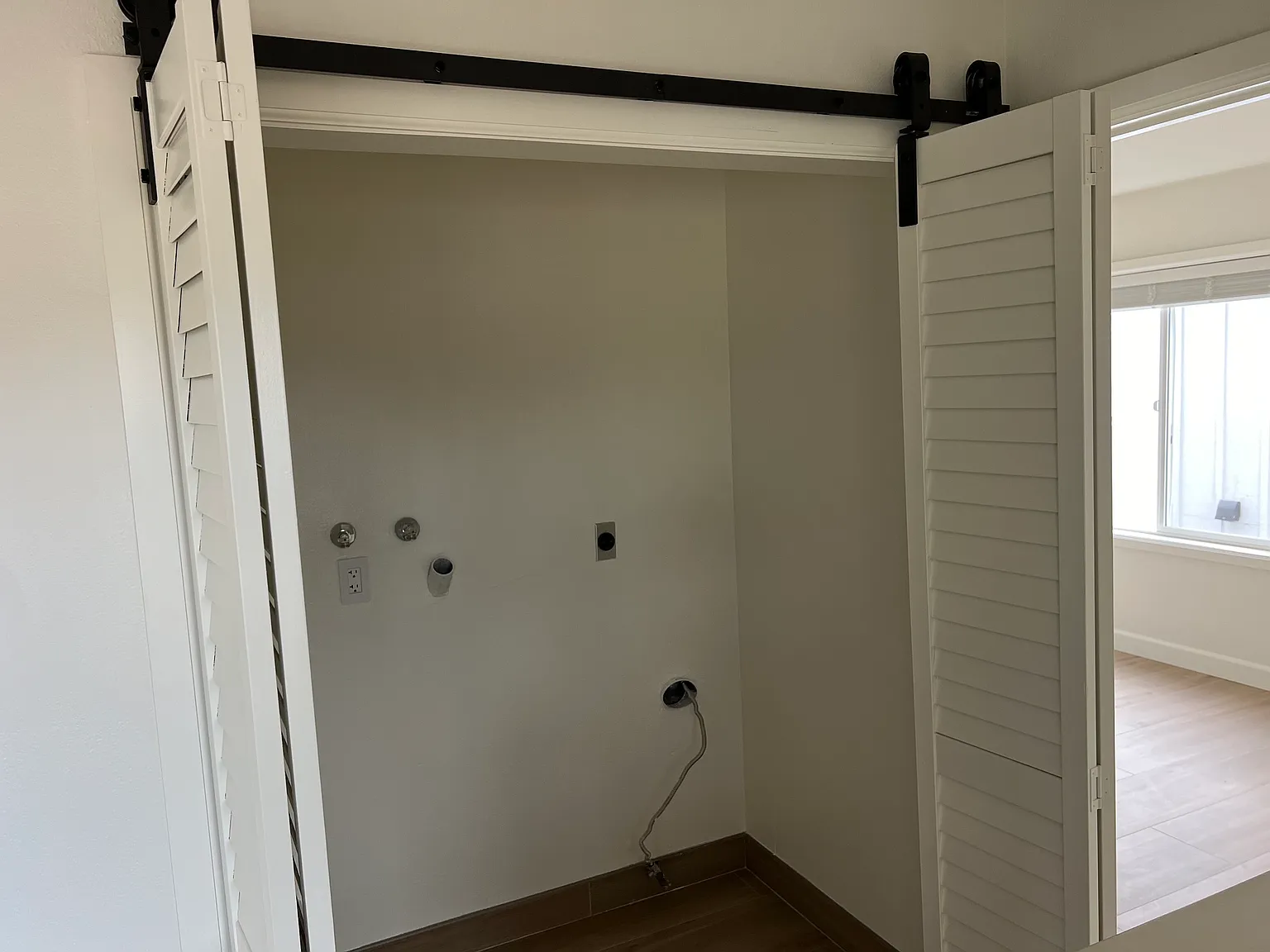 2 bed, 1000 sqft, $4,100 — Photo 3