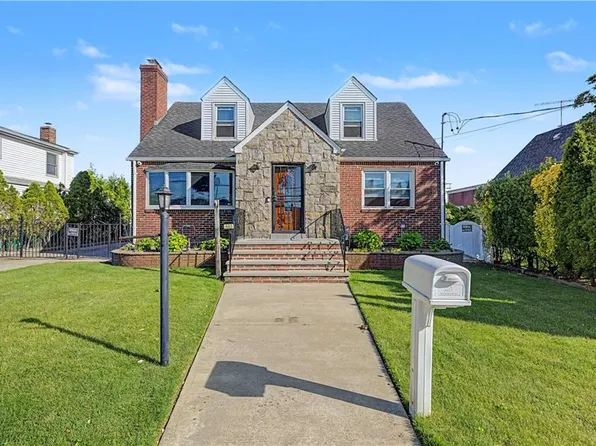 465 Washington Pl, Mineola, NY 11501