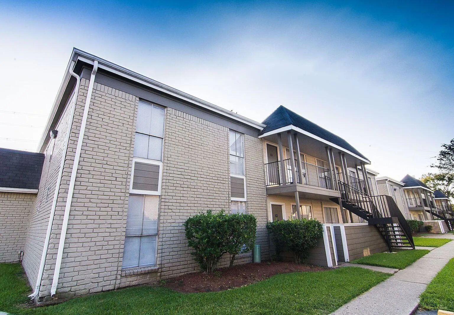 Northlake Manor Apartments — Photo 2
