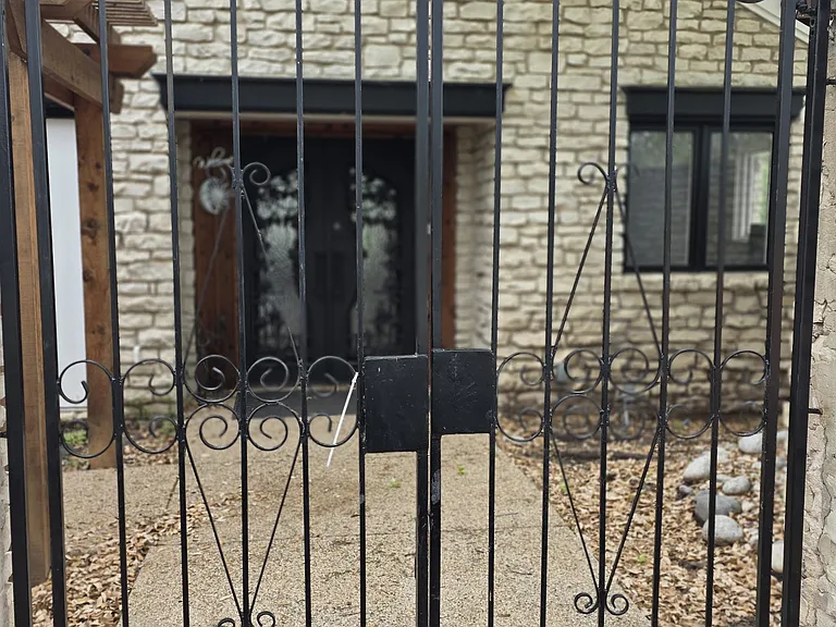 2 Lambert Ct — Photo 1