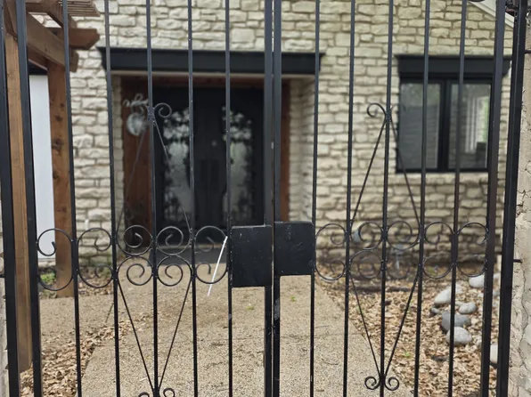 2 Lambert Ct, Granbury, TX 76048