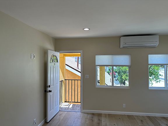 5th image of 3803 Seneca Ave #1/2