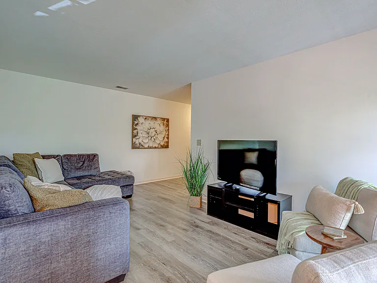 100 Northridge Dr #9 — Photo 6