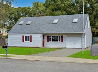 3 Bear St, Selden, NY 11784