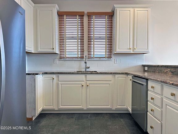 3rd image of 865 Arnold Ave #8