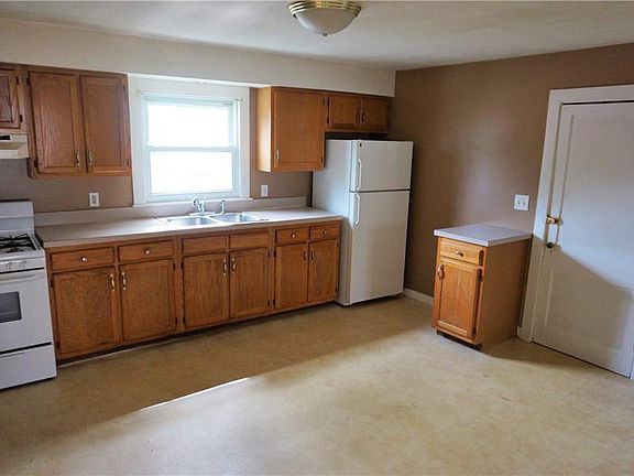 3rd image of 156 Huntley St