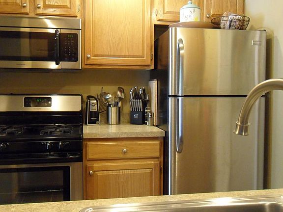 Updated Kitchen w/ Stainless Steel Appliances