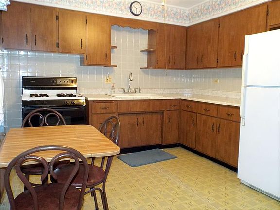 3rd image of 914 Suffolk Ave