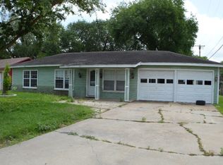 221 Suncrest Dr, Port Lavaca, TX 77979