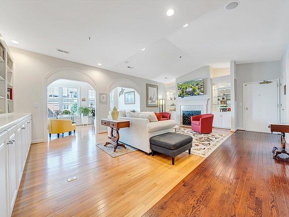 3rd image of 2208 Jefferson St S #313