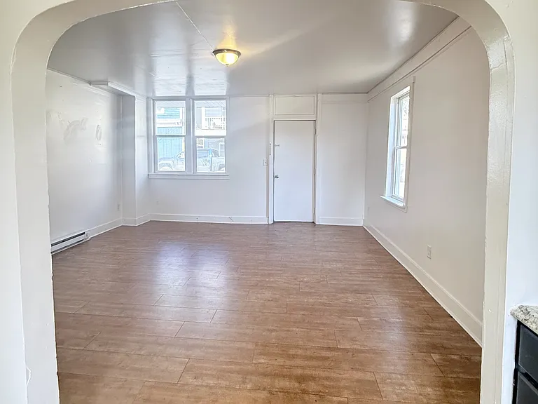 110 E Market St #7 — Photo 2