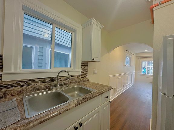 2nd image of 2922 Hoyt Ave #101