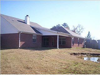 3rd image of 909 Oakwood Cv