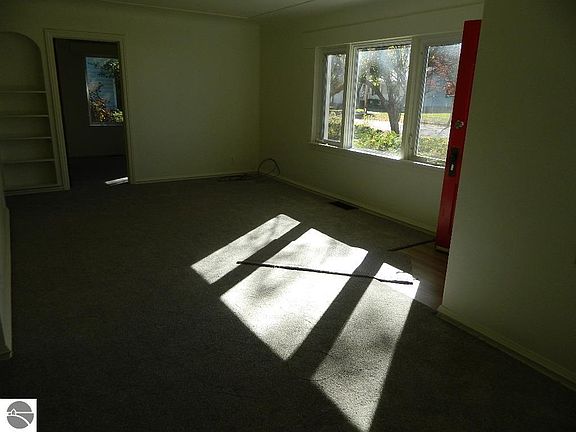 5th image of 825 Crosslanes St