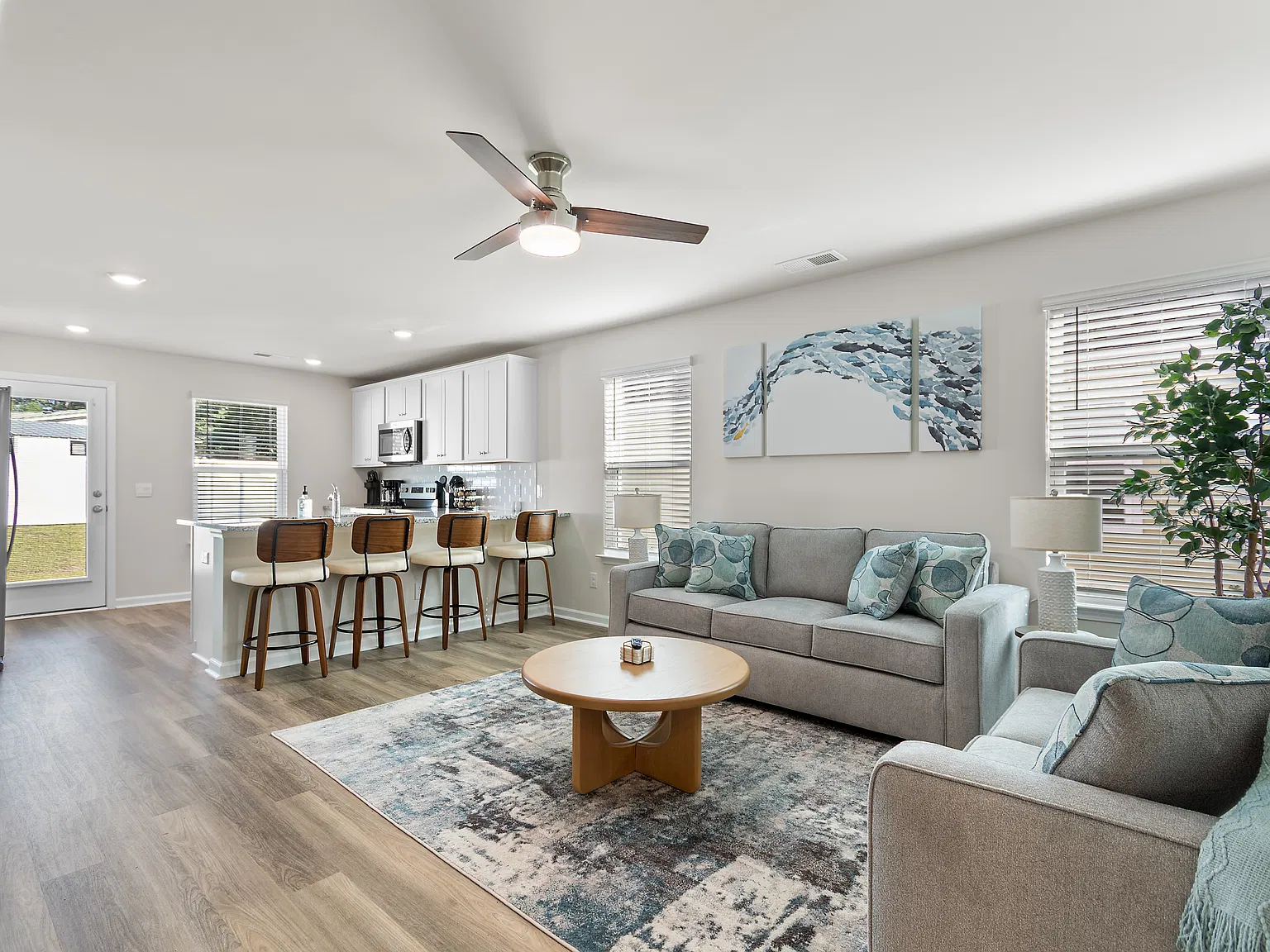 2 bed, 1045 sqft, $2,200 — Photo 2
