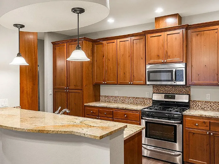 384 Market St NE — Photo 1