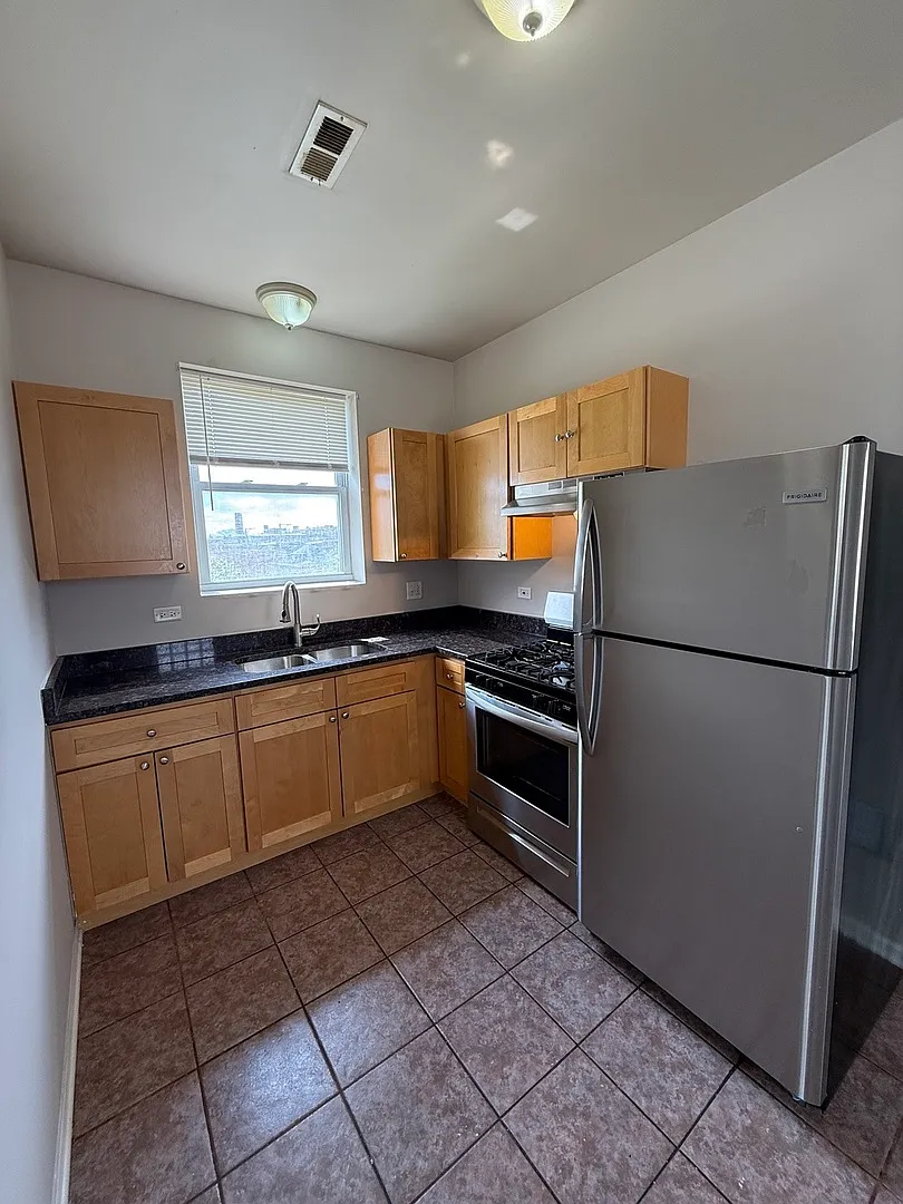 3 bed, 1100 sqft, $1,600 — Photo 4