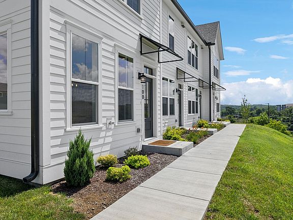 3rd image of 100 Stella Dr