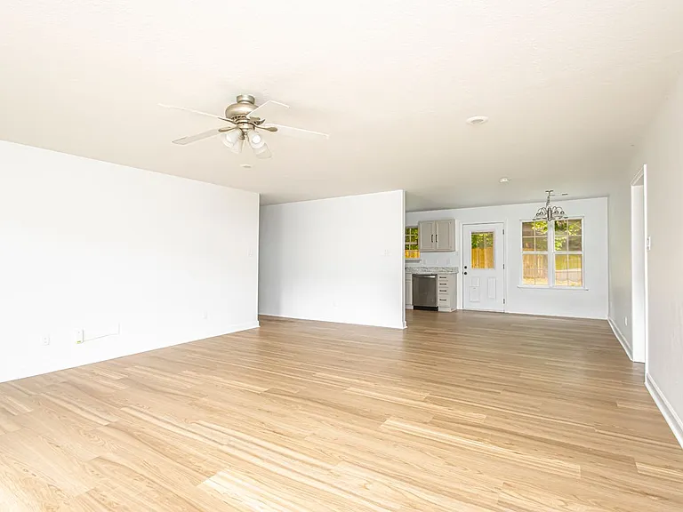 315 Autumn Dr — Photo 5