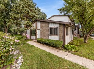 636 Forum Dr, Roselle, IL 60172