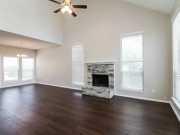 317 Pebblebrook Ln — Photo 2