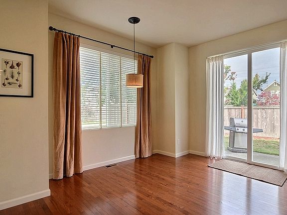 5th image of 1335 32nd St NE