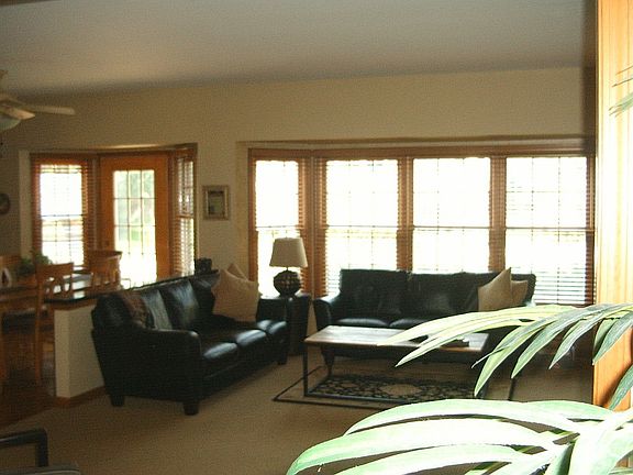 FAMILY ROOM - BAY W
