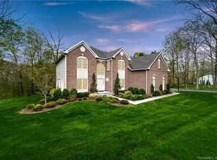 32 Whitewood Rd, Newtown, CT 06470