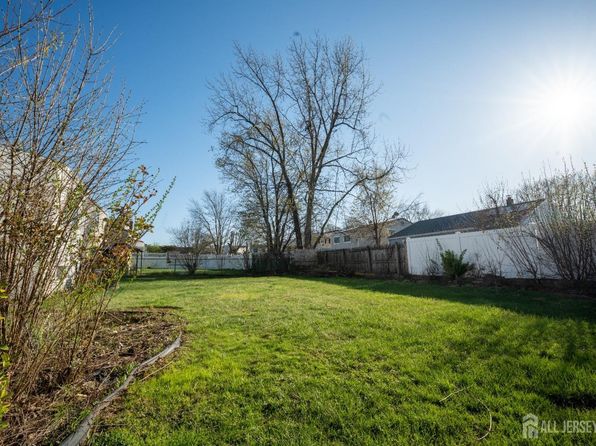 1055 Rudyard Dr, Perth Amboy, NJ 08861