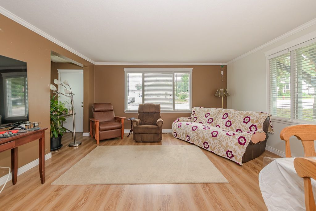 729 Stanley Ave, Enderby, BC - View 3