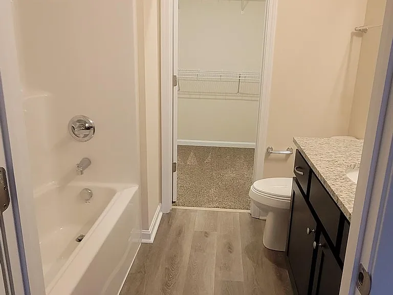 413 Locust St — Photo 11
