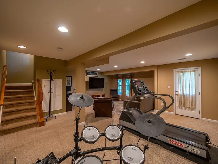 748 McCardle Dr — Photo 34