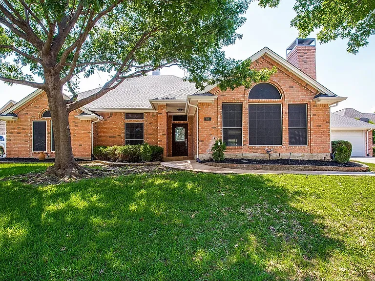 63 Remington Dr W — Photo 1