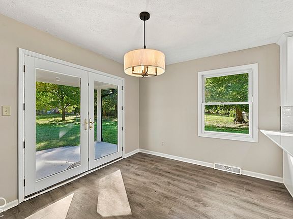 5th image of 6894 Crown Dr