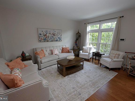 3rd image of 5146 Woodford Dr