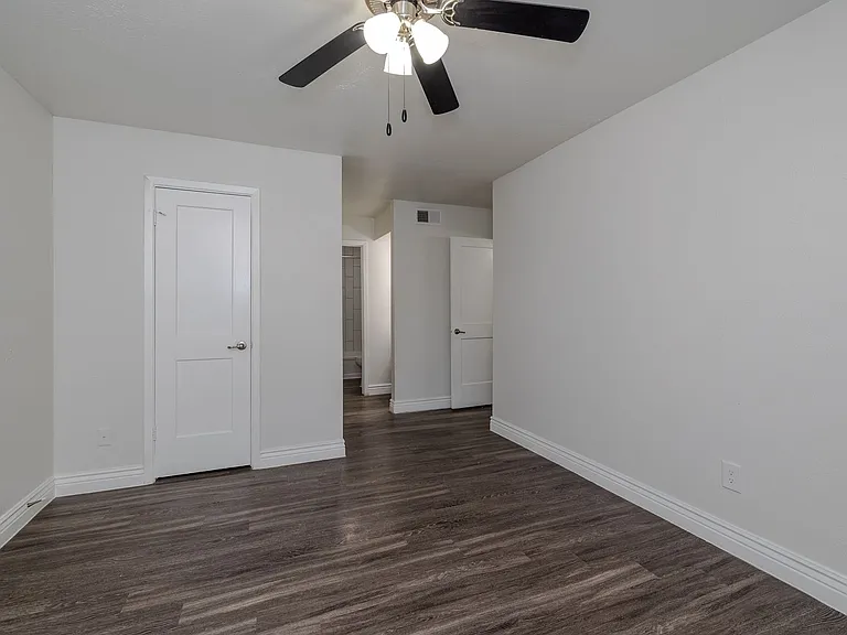 Oakline Apartments — Photo 37
