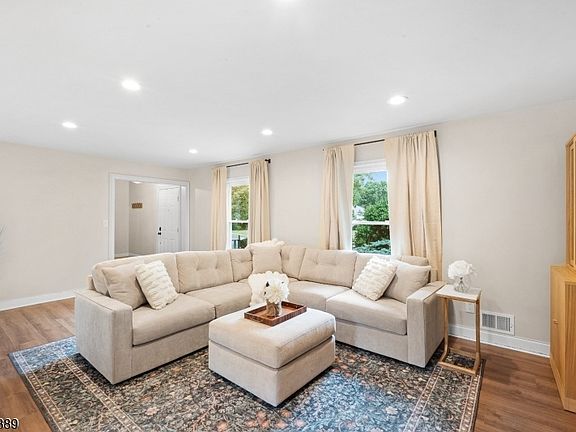 3rd image of 195 Beekman Ln