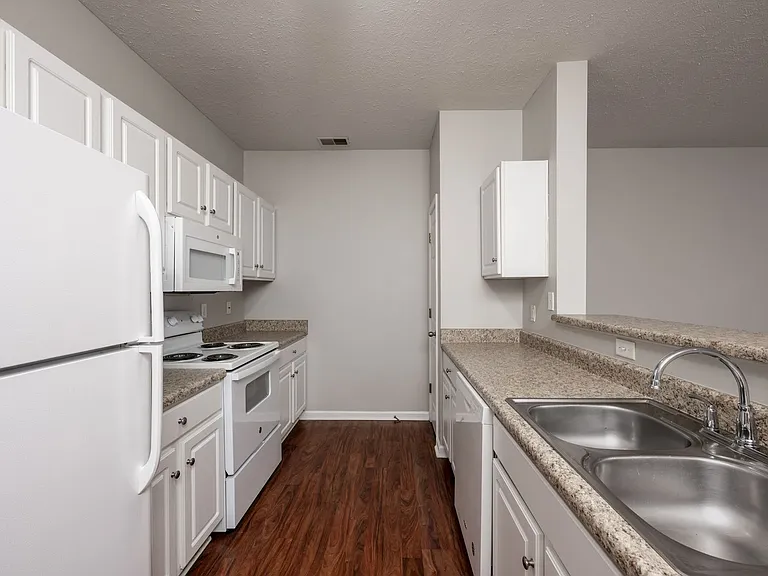 Mansion Row - Where Historic Charm Meets Modern Convenience! — Photo 19