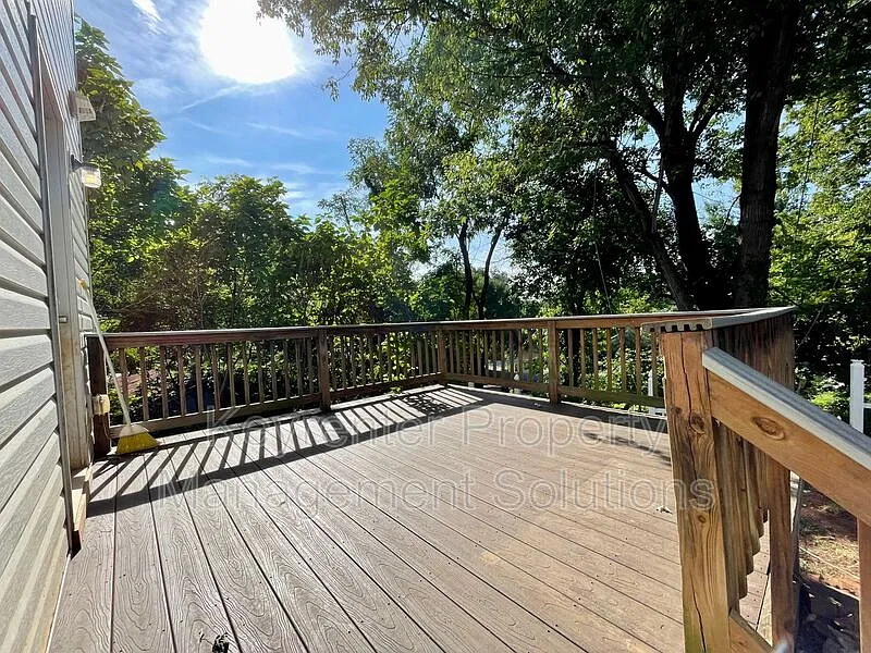 3 bed, 2.5 bath, 1320 sqft, $1,395 — Photo 3