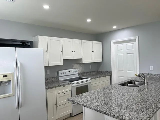 939 Poinsettia Dr — Photo 2