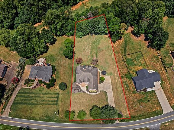 4th image of 1216 Fairway Dr