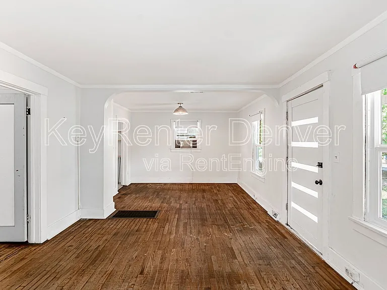 421 N Stuart St — Photo 3