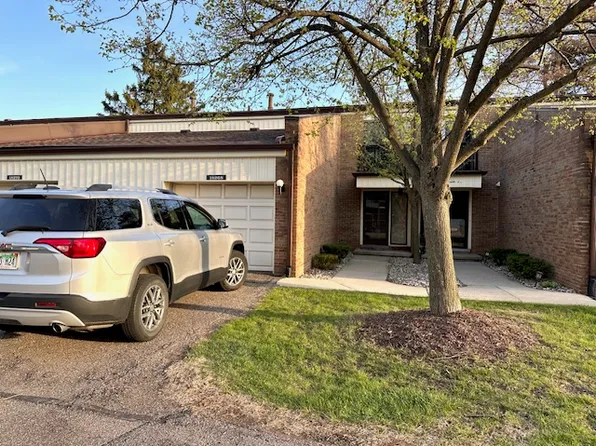 18268 University Park Dr, Livonia, MI 48152