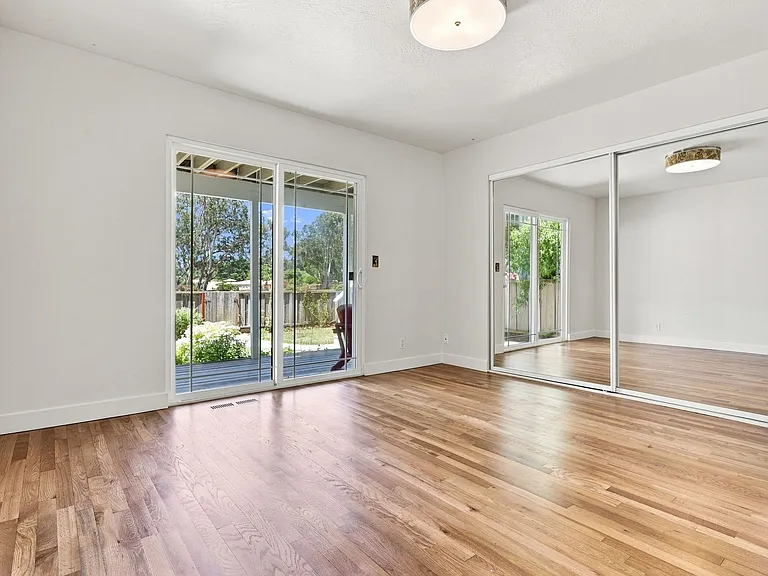 117 Holiday Dr — Photo 10